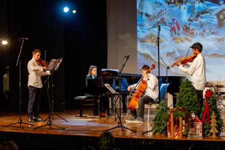 Godalni orkester v družbi klaviraja